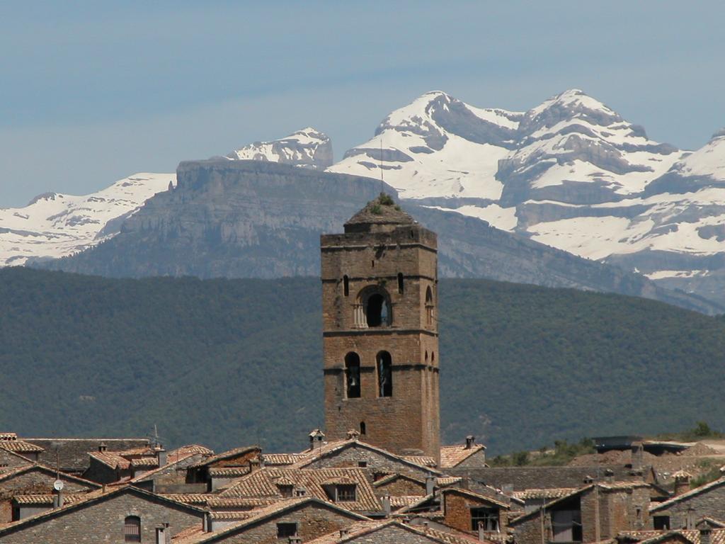 Los Arcos Aínsa Buitenkant foto